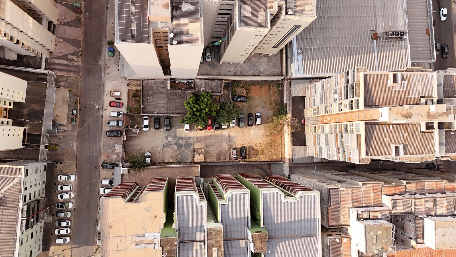 Vista vertical do lote e edifícios vizinhos