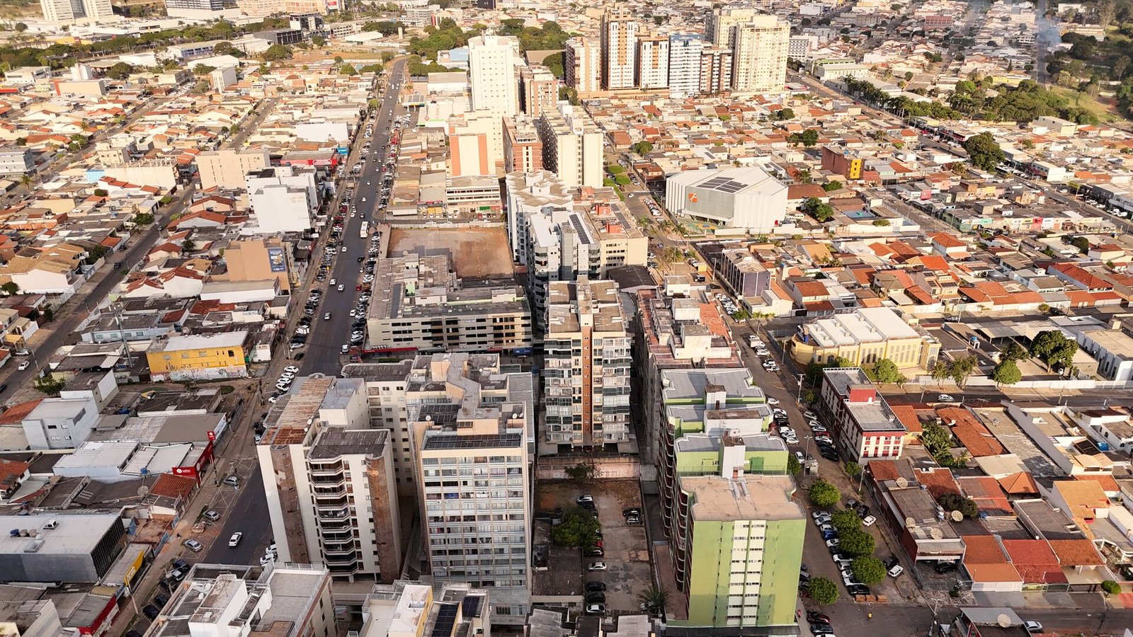 Vista aérea ampla do entorno do terreno na CSB 5