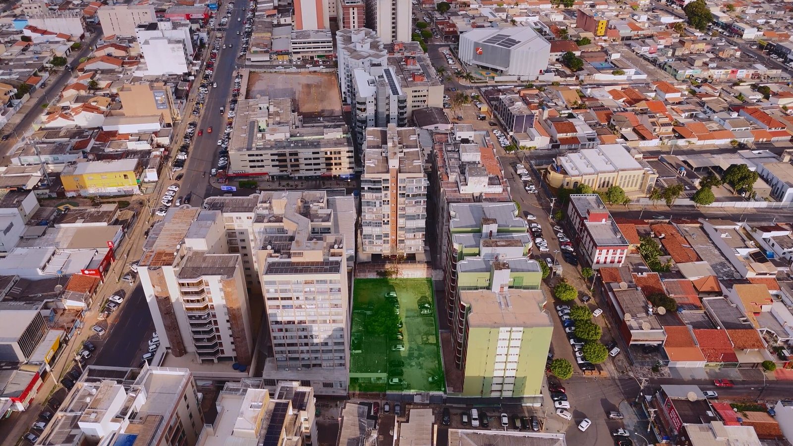 Vista aérea oblíqua com o lote destacado em verde