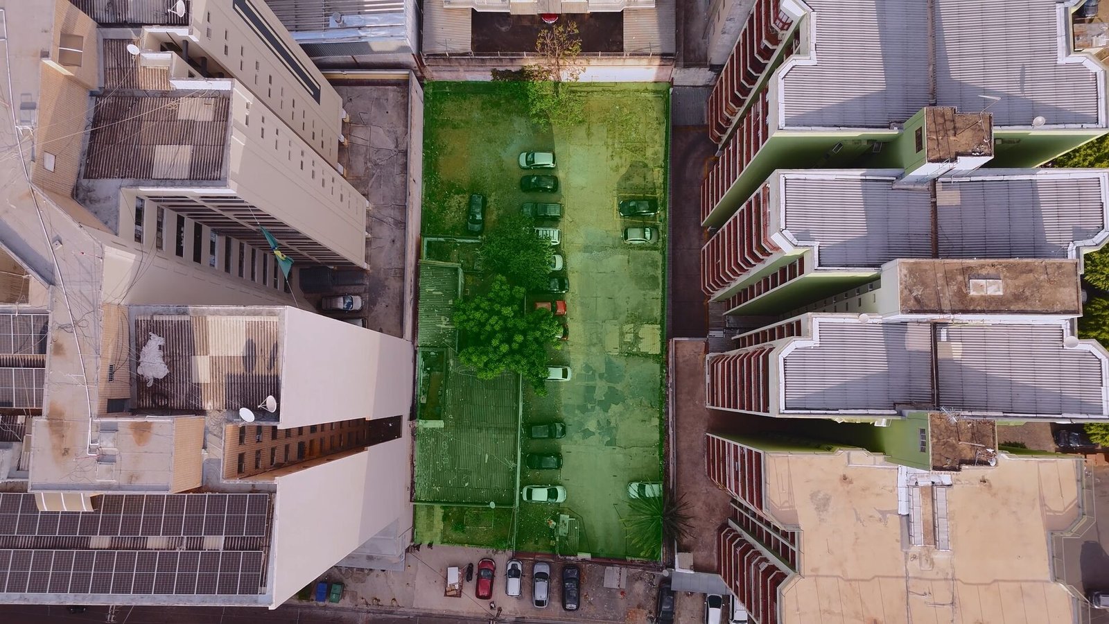 Vista superior com a área do lote demarcada em verde